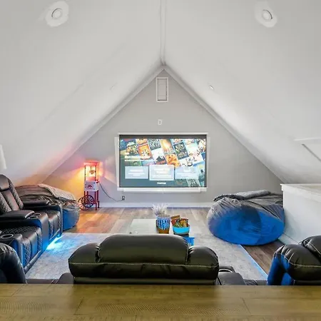 Home Theater Suite In Park Ave Neighborhood